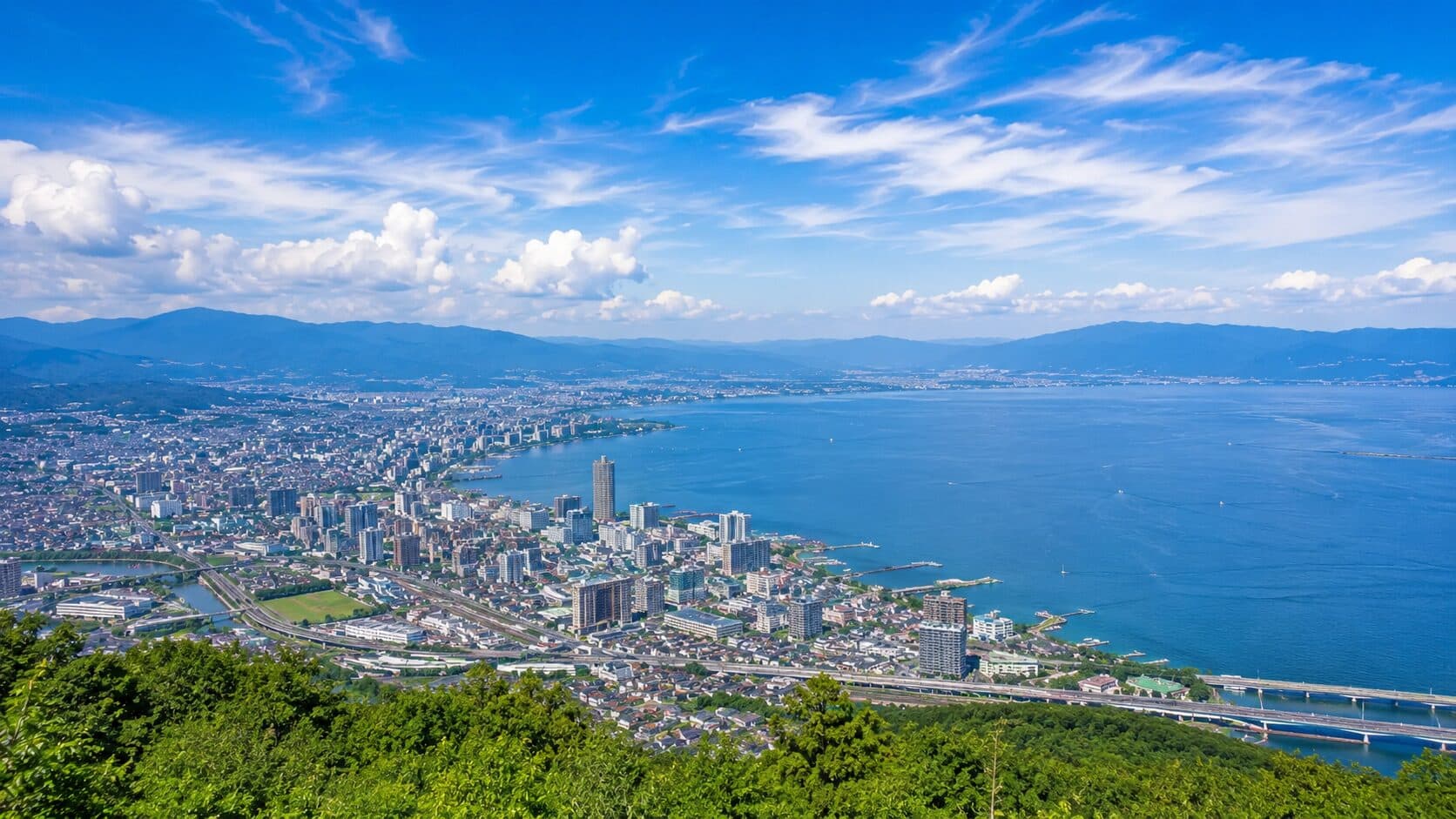 滋賀県 琵琶湖と山々の風景